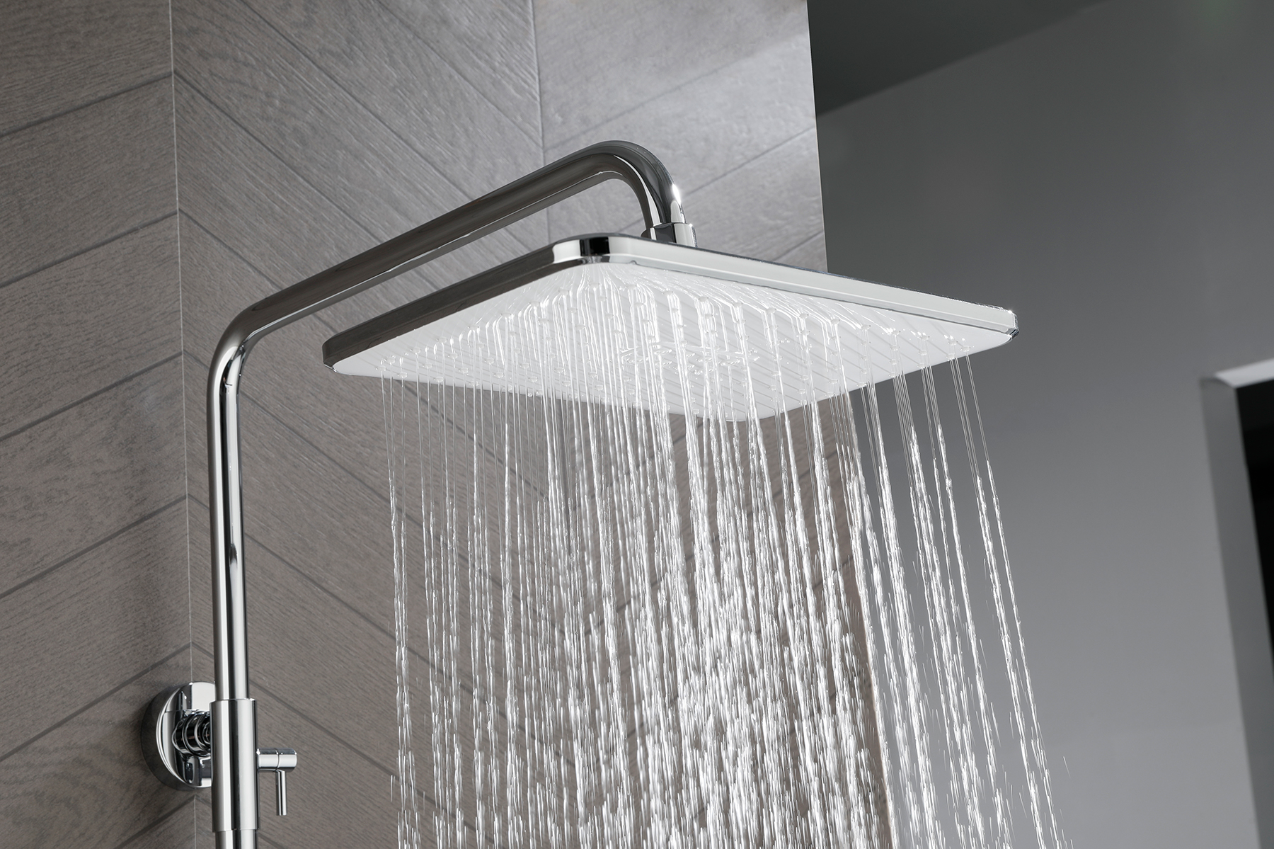 LM7013C Tropic Смеситель для ванны с верхней душевой лейкой "Тропический дождь", с поворотным изливом, белый/хром LEMARK	