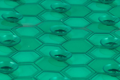 Коврик противоскользящий в ванную "СОТЫ" 67смх37см, зелёный